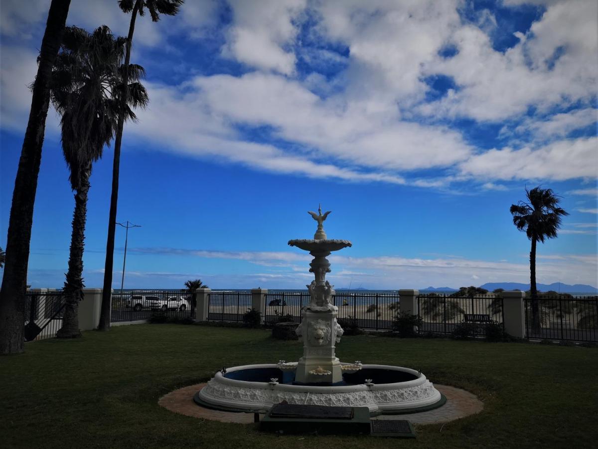 On The Beach At ストランド エクステリア 写真